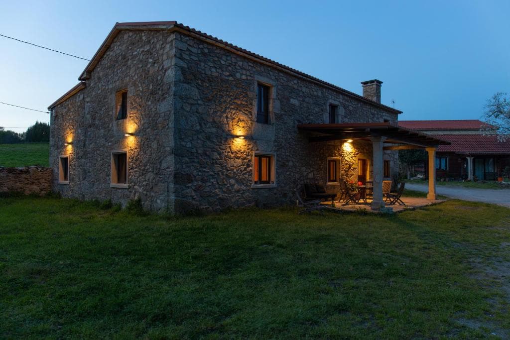 Atardecer sobre la casa rural O Rincón de Esther