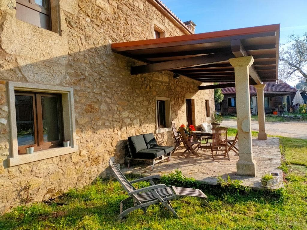 Porche con pérgola y zona de estar exterior